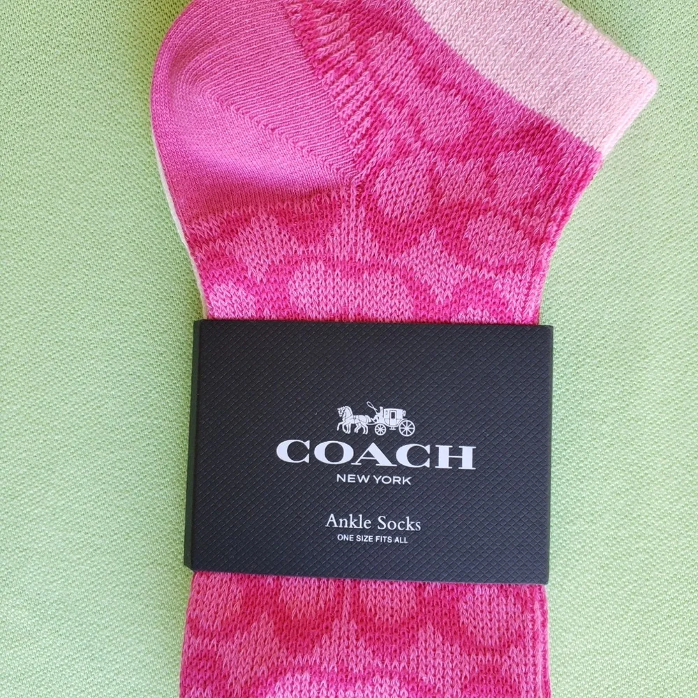 COACH SIGNATURE ANKLE LENGTH SOCKS (PAIR):NWT PINK/CHALK C9136